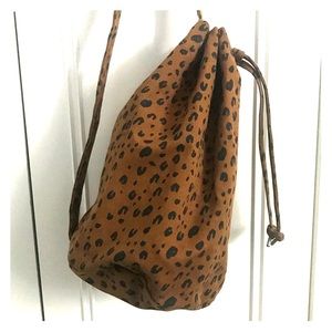 BAGGU sling bag backpack in cheetah / leopard prt